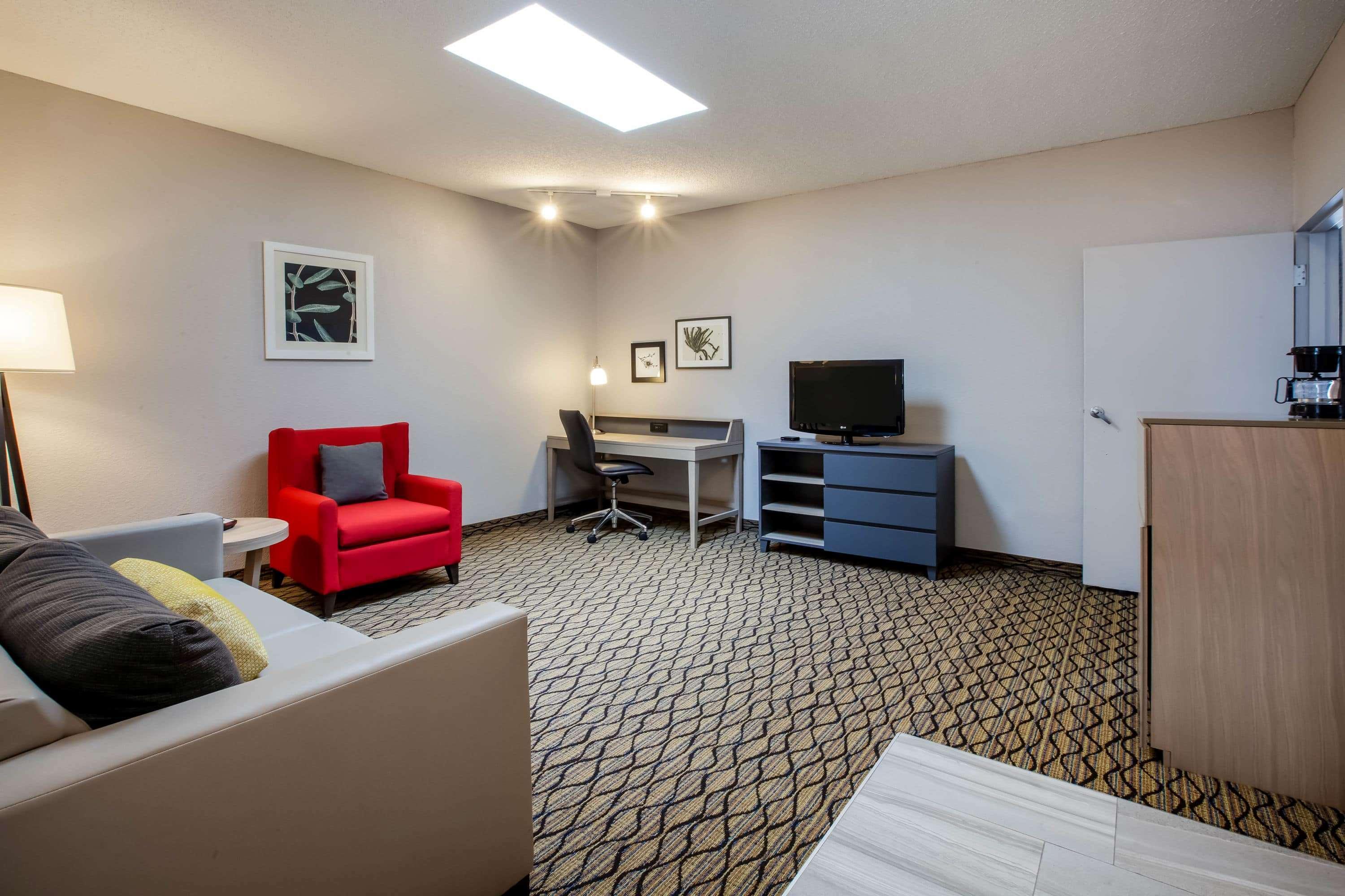 Days Inn & Suites By Wyndham Rochester Hills Mi Экстерьер фото