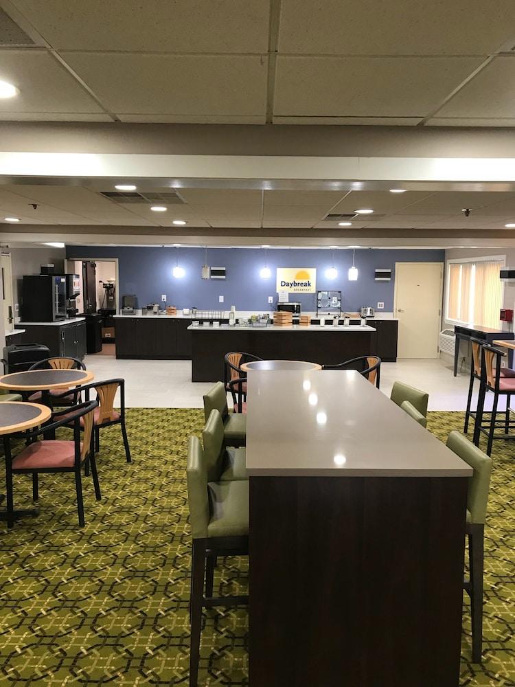 Days Inn & Suites By Wyndham Rochester Hills Mi Экстерьер фото