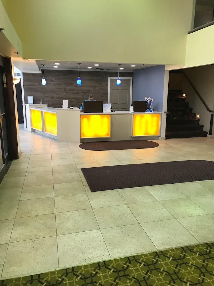 Days Inn & Suites By Wyndham Rochester Hills Mi Экстерьер фото