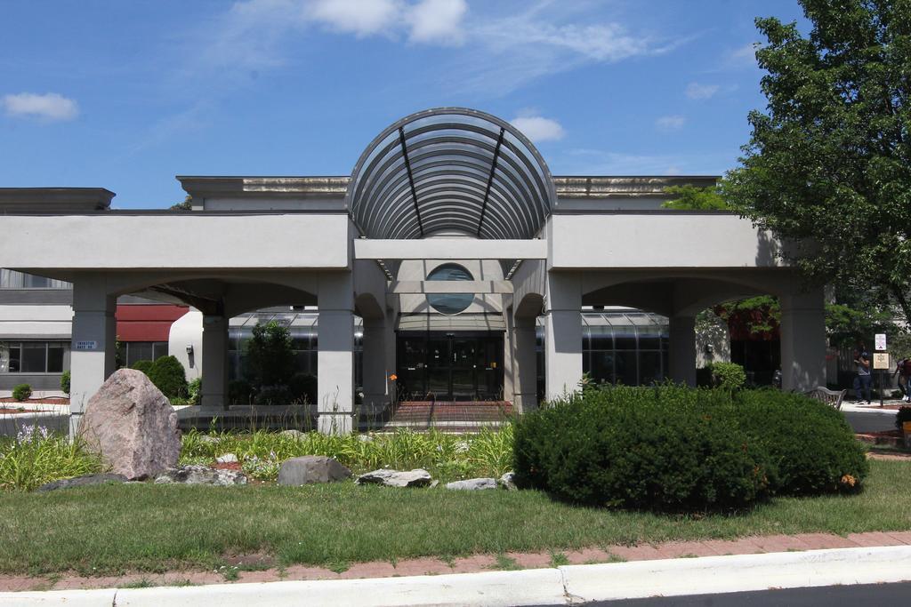 Days Inn & Suites By Wyndham Rochester Hills Mi Экстерьер фото