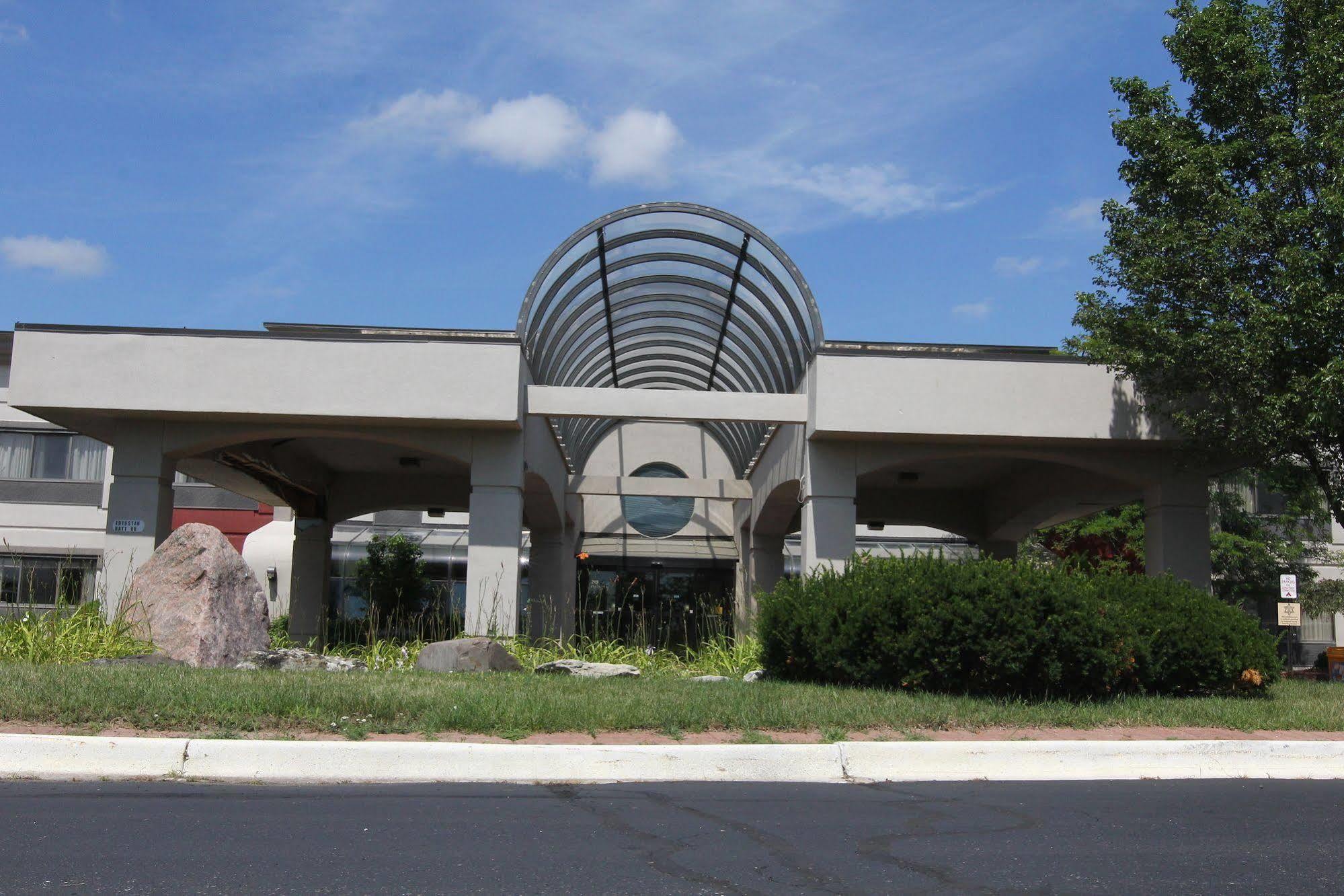 Days Inn & Suites By Wyndham Rochester Hills Mi Экстерьер фото