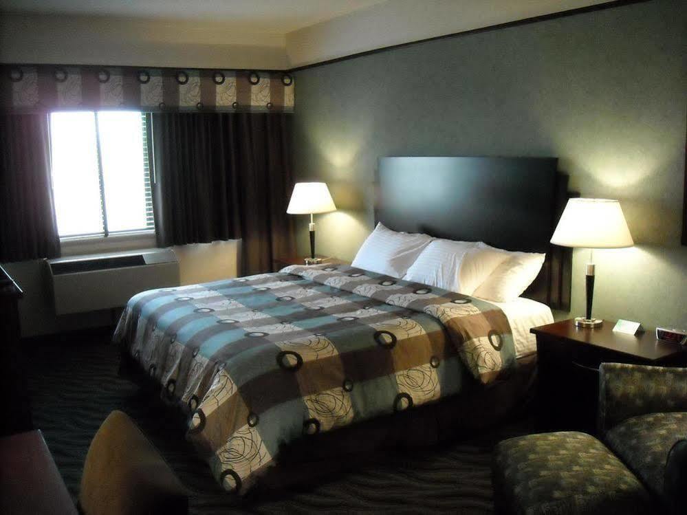 Days Inn & Suites By Wyndham Rochester Hills Mi Экстерьер фото