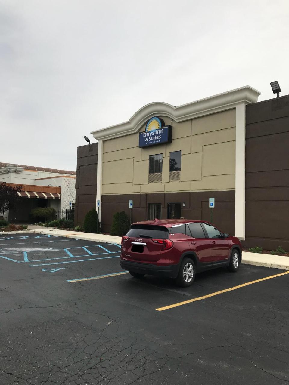 Days Inn & Suites By Wyndham Rochester Hills Mi Экстерьер фото